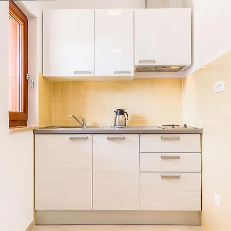 Apartman Nur 500 Meter Bis Zum Kieselstrand Mit Kueche, Klima, Wlan, Haustiere Erlaubt *